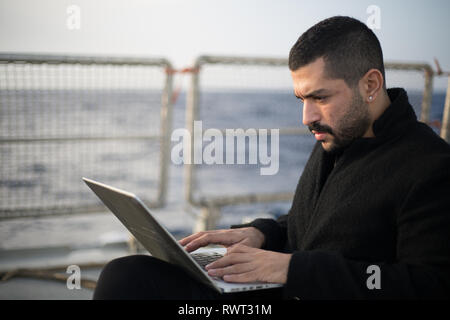 Libanesische band Mashrou" Leila Einrichten und Vorbereiten eines Songs an Bord Greenpeace Schiff Rainbow Warrior auf der Sonne vereint uns Tour aufzeichnen, Mittelmeer, am 23. Oktober 2016. N 38°04.940' E 10°10.650' Stockfoto