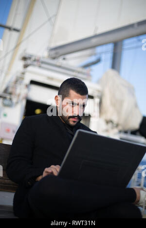 Libanesische band Mashrou" Leila Einrichten und Vorbereiten eines Songs an Bord Greenpeace Schiff Rainbow Warrior auf der Sonne vereint uns Tour aufzeichnen, Mittelmeer, am 23. Oktober 2016. N 38°04.920' E 10°10.522' Stockfoto