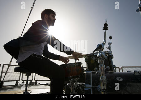 Libanesische band Mashrou" Leila Einrichten und Vorbereiten eines Songs an Bord Greenpeace Schiff Rainbow Warrior auf der Sonne vereint uns Tour aufzeichnen, Mittelmeer, am 23. Oktober 2016. N 38°02.356' E 9°51.703' Stockfoto