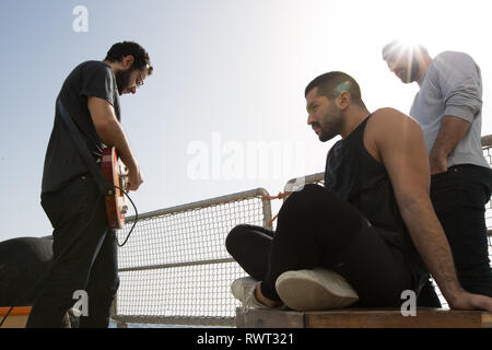 Libanesische band Mashrou" Leila Einrichten und Vorbereiten eines Songs an Bord Greenpeace Schiff Rainbow Warrior auf der Sonne vereint uns Tour aufzeichnen, Mittelmeer, am 23. Oktober 2016. N 38°01.500' E 9°45.172' Stockfoto