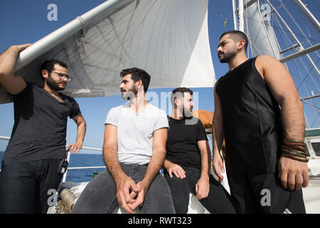 Libanesische band Mashrou" Leila Einrichten und Vorbereiten eines Songs an Bord Greenpeace Schiff Rainbow Warrior auf der Sonne vereint uns Tour aufzeichnen, Mittelmeer, am 23. Oktober 2016. N 37°57.591' E 9°08.735' Stockfoto