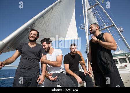 Libanesische band Mashrou" Leila Einrichten und Vorbereiten eines Songs an Bord Greenpeace Schiff Rainbow Warrior auf der Sonne vereint uns Tour aufzeichnen, Mittelmeer, am 23. Oktober 2016. N 37°57.583' E 9°08.559' Stockfoto