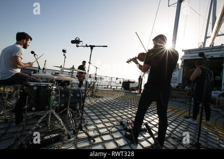 Libanesische band Mashrou" Leila Einrichten und Vorbereiten eines Songs an Bord Greenpeace Schiff Rainbow Warrior auf der Sonne vereint uns Tour aufzeichnen, Mittelmeer, am 23. Oktober 2016. N 37°56.467' E 8°51.200' Stockfoto