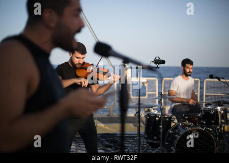 Libanesische band Mashrou" Leila Einrichten und Vorbereiten eines Songs an Bord Greenpeace Schiff Rainbow Warrior auf der Sonne vereint uns Tour aufzeichnen, Mittelmeer, am 23. Oktober 2016. N 37°55.826' E 8°46.256' Stockfoto