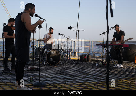 Libanesische band Mashrou" Leila Einrichten und Vorbereiten eines Songs an Bord Greenpeace Schiff Rainbow Warrior auf der Sonne vereint uns Tour aufzeichnen, Mittelmeer, am 23. Oktober 2016. N 37°55.602' E 8°44.689' Stockfoto