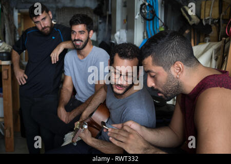 Libanesische band Mashrou" Leila an Bord von Greenpeace Schiff Rainbow Warrior auf der Sonne vereint uns Tour, im Mittelmeer, am 26. Oktober 2016. Stockfoto