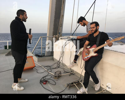 Libanesische Rock Band Mashrou Leila, auf dem meine Greenpeace Rainbow Warrior, im Mittelmeerraum, Italien, am 26. Oktober 2016. Stockfoto