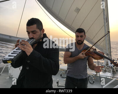 Libanesische Rock Band Mashrou Leila, auf dem meine Greenpeace Rainbow Warrior, im Mittelmeerraum, am 26. Oktober 2016. Stockfoto