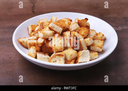 Köstlich knusprigen Croutons, Krümel von Brot in weiße Platte. bereit für das Kochen. Stockfoto