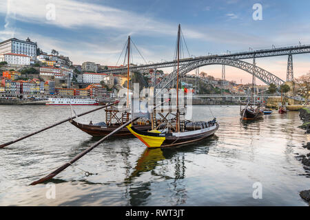 Blick über den Fluss Douro von Gaia zu Riberia in Porto Stockfoto