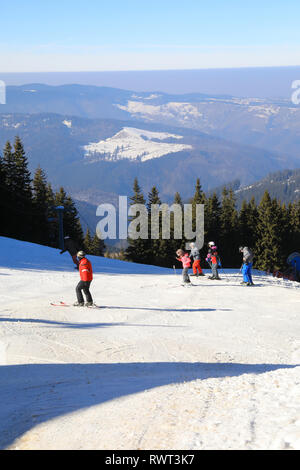 Skipisten in Paltinis, der höchste Berg Resort in Rumänien, in der Nähe von Sibiu, in Siebenbürgen Stockfoto