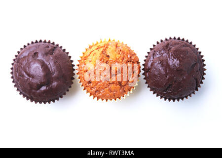 Mit leckeren hausgemachten Kuchen mit Rosinen und Schokolade auf weißem Hintergrund sortiert. Muffins. Ansicht von oben. Stockfoto