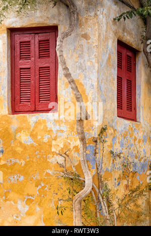 Detail in einem schönen alten Haus mit roten Fenstern Stockfoto