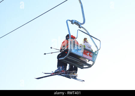 Skifahrer bis an die Spitze der Skiort Paltinis, in der Nähe von Sibiu, Siebenbürgen, Rumänien, dem höchsten Ort im Land. Stockfoto