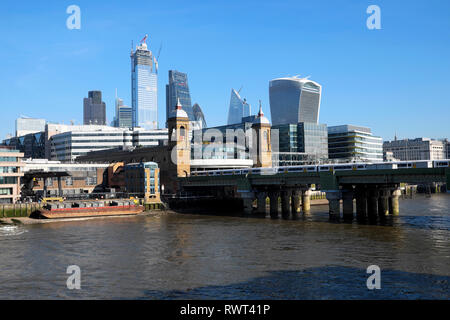 Skyline Skyline von Themse der Wolkenkratzer, Walbrook Wharf und Cannon Street Station, in der City von London England UK KATHY DEWITT Stockfoto