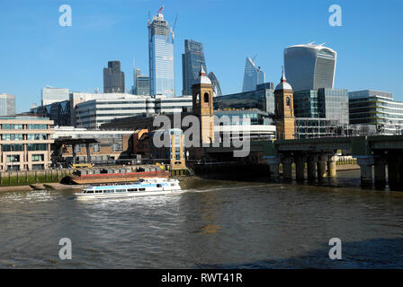 Touristische Bootsfahrt auf der Themse & Blick auf Cannon Street Station & Gebäude in der Stadt von London UK KATHY DEWITT Stockfoto