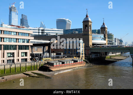 Blick von Southwark Bridge barge durch die Themse in Walbrook Wharf und Cannon Street Station, in der City von London England UK KATHY DEWITT Stockfoto