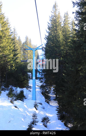 Skifahrer bis an die Spitze der Skiort Paltinis, in der Nähe von Sibiu, Siebenbürgen, Rumänien, dem höchsten Ort im Land. Stockfoto