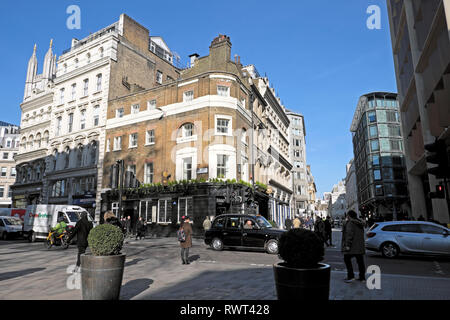 Ein Blick auf die Taxi & Fußgänger zu Fuß in der Nähe der Zuckerhut Pub auf Cannon Street und Queen Street Mittags in der City von London England UK KATHY DEWITT Stockfoto