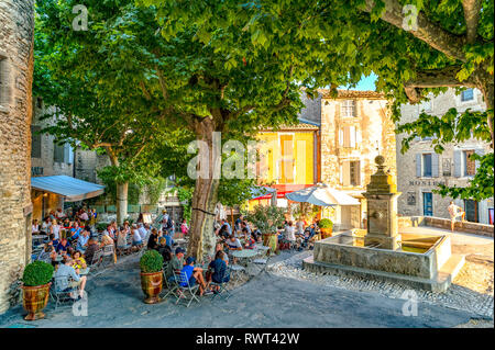 Frankreich. Vaucluse (84), Regionale Naturpark Luberon. Das Dorf Gordes klassifiziert schönsten Dorf in Frankreich Stockfoto