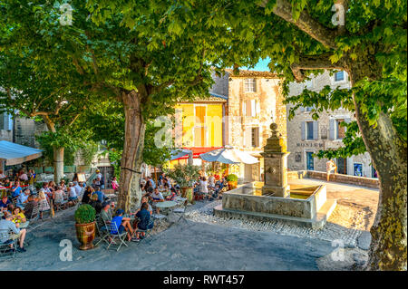 Frankreich. Vaucluse (84), Regionale Naturpark Luberon. Das Dorf Gordes klassifiziert schönsten Dorf in Frankreich Stockfoto