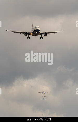 Warteschlange der Ebenen auf Final Approach am Flughafen London Heathrow, London, Großbritannien zu landen. Flugzeuge landen. Besetzt Endrunden für die Landung am Flughafen Stockfoto