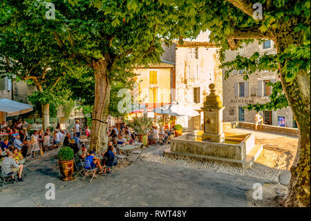 Frankreich. Vaucluse (84), Regionale Naturpark Luberon. Das Dorf Gordes klassifiziert schönsten Dorf in Frankreich Stockfoto