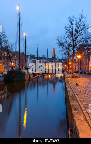 Hoge der A und Lage der sind die Namen der Straßen in Groningen auf beiden Seiten der A zwischen dem brugstraat und die visserstraat. Stockfoto