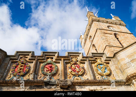 Blick auf die Pfarrkirche St. Michael in der Nähe von Linlithgow Palace in Linlithgow, West Lothian, Schottland, Großbritannien. Geburtsort von Mary Queen of Scots. Stockfoto