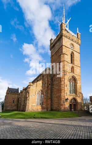 Blick auf die Pfarrkirche St. Michael in der Nähe von Linlithgow Palace in Linlithgow, West Lothian, Schottland, Großbritannien. Geburtsort von Mary Queen of Scots. Stockfoto