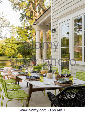 Tisch decken für das Mittagessen auf der Veranda des italienischen