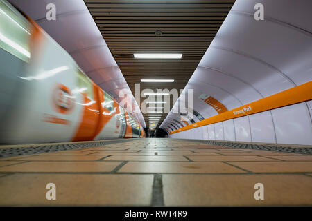 Anzeigen von Plattform- und Zug im Bahnhof der U-Bahn in Glasgow Glasgow, Schottland Großbritannien Stockfoto