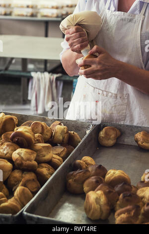 Unhygienische Herstellung von Cookies auf Factory. Schmutzige Produktion mit Behinderungen Stockfoto