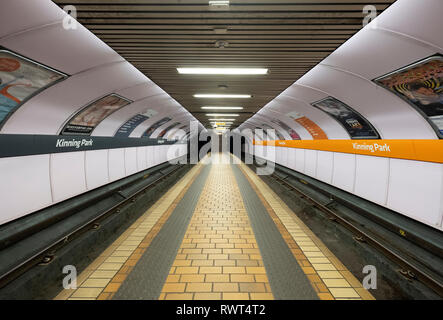 Aussicht von der Plattform in der Station auf dem Glasgow U-Bahn System in Glasgow, Schottland Großbritannien Stockfoto