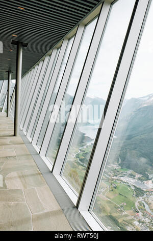 Das Restaurant und die großen Panorama Fenster der Loen Skylift in Loen Stryn, Norwegen Stockfoto