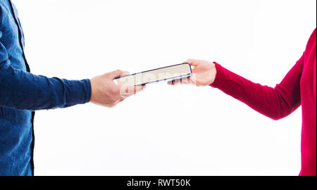 Close up Portrait von Mann und Frau Schüler Austausch Bücher isoliert auf Weiss. Literatur Austausch zwischen den Menschen. Zu einem Freund, als vorhanden lesen Stockfoto