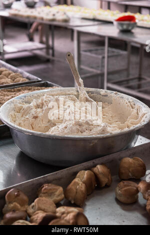 Unhygienische Herstellung von Cookies auf Factory. Schmutzige Produktion mit Behinderungen Stockfoto