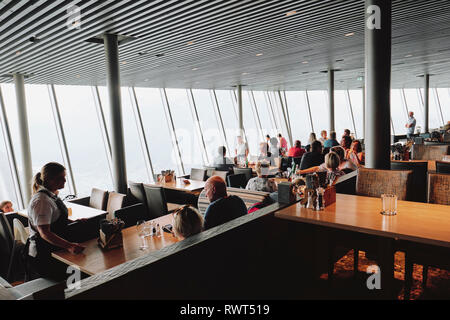 Das Restaurant und die großen Panorama Fenster der Loen Skylift in Loen Stryn, Norwegen Stockfoto