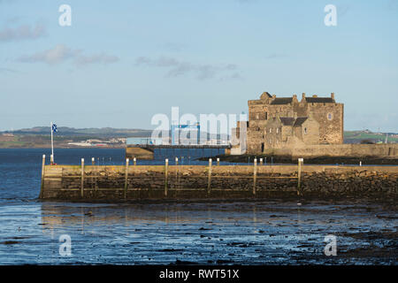 Ansicht des Blackness Castle auf der Firth-of-Forth in Dorf Schwärze, Schottland, Großbritannien. Lage von Outlander TV-Show, Stockfoto