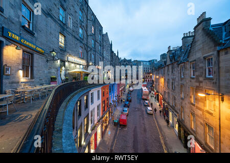 Dämmerung Blick auf historische Gebäude und Geschäfte an der Victoria Street in der Altstadt von Edinburgh, Schottland, Großbritannien