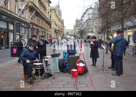 Salvation Army Band unterhaltsam Weihnachtskäufer auf der Buchanan Street, Glasgow, Schottland, Großbritannien, Europa Stockfoto