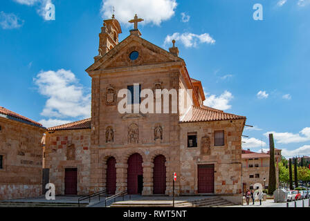 Salamanca, Spanien; April 2017: Blick auf die Hauptfassade der Kirche von San Pablo im historischen Zentrum der Stadt Salamanca Stockfoto