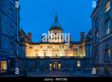 Nachtansicht des Schottischen Sitz der Lloyds Banking Group auf dem Damm in Edinburgh im Jahre 1806 als Hauptsitz der Bank von Schottland, England Stockfoto