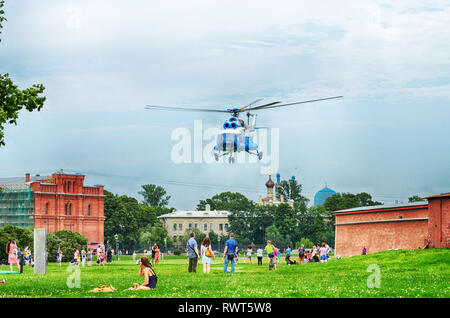 St. Petersburg, Russland. August 12.2017. Sightseeing Tour durch die Stadt von einem Hubschrauber. Gegen eine Gebühr können Sie über die Stadt für 15 Minuten fliegen. Stockfoto