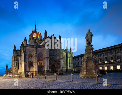 Nacht Blick von St Giles' Cathedral, oder die hohen Kirk von Schottland, auf der Royal Mile in der Altstadt von Edinburgh, Schottland, Großbritannien Stockfoto