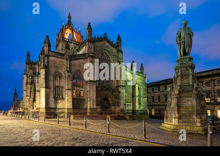 Nacht Blick von St Giles' Cathedral, oder die hohen Kirk von Schottland, auf der Royal Mile in der Altstadt von Edinburgh, Schottland, Großbritannien Stockfoto