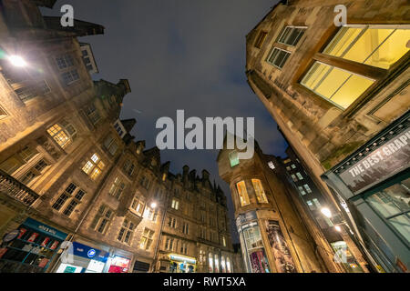 Nachtansicht von alten Gebäuden entlang der historischen Cockburn Street in der Altstadt von Edinburgh, Schottland, Großbritannien Stockfoto