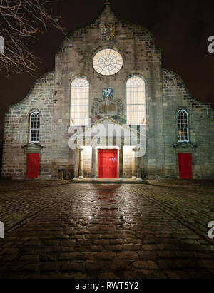 Nachtansicht von Canongate Kirk auf der Royal Mile in der Altstadt von Edinburgh, Schottland, Großbritannien Stockfoto