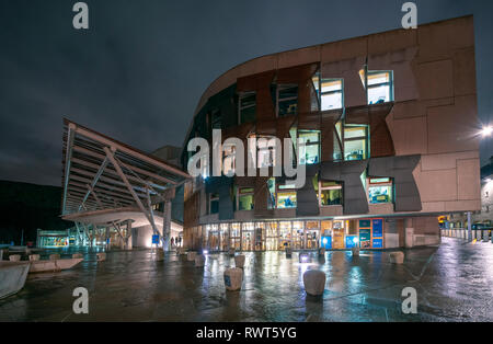 Nacht Blick von außen Schottisches Parlamentsgebäude in Holyrood in Edinburgh, Schottland, Großbritannien Stockfoto