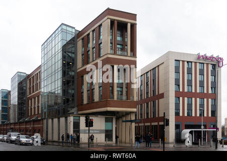 Blick auf Moxy Merchant City Budget Hotel und Glasgow Leben Office Block auf Hight Street in Glasgow, Schottland, Großbritannien Stockfoto